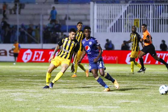Real España, con un equipo ‘B’, sorprende y le arranca el largo invicto al Motagua con doblete de Pedro Báez