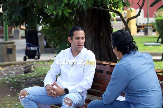 Victor Bustillo, periodista de Diario Diez, en entrevista con Randy Diamond en Comayagua. Foto: Marvin Salgado.