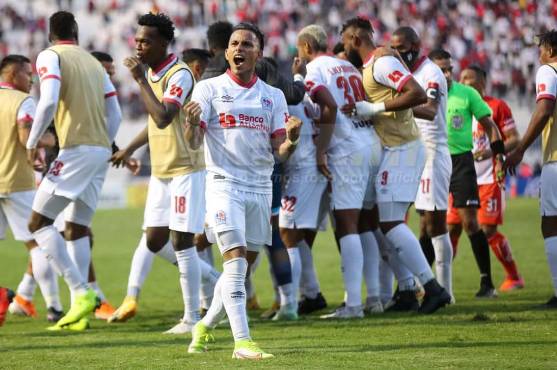 Olimpia ganó 2-0 la ida de semifinales ante el Vida tras los goles de Jamir Maldonado y Jerry Bengston.