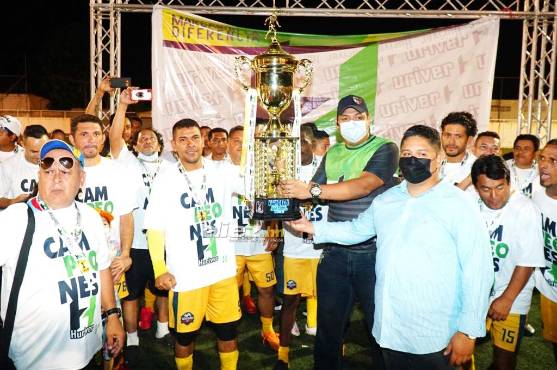 ¡Súper Calidad, con varias ex figuras de primera, se corona campeón en la Liga de Veteranos de La Pradera!