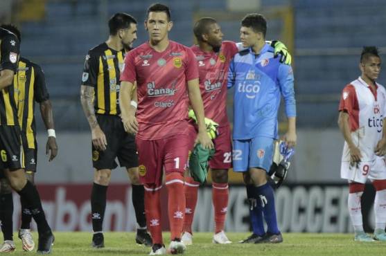 César Salandía hablando con su referente, Buba López. FOTO: Neptalí Romero