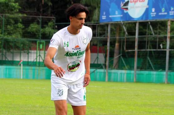 El argentino Ángel Martínez solo se bajó del avión directo a jugar con el Platense. Llegó al mediodía de este sábado Honduras.
