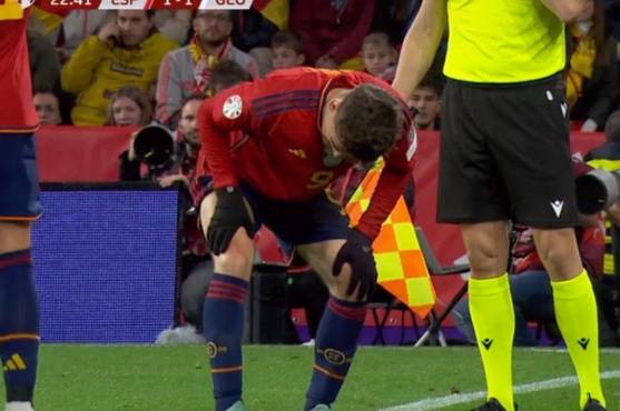 Gavi lamentándose del dolor en su rodilla derecha