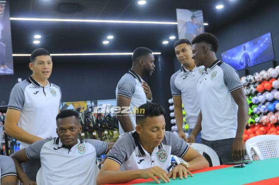 Jugadores de Marathón compartieron con sus aficionados. Foto: Neptalí Romero.