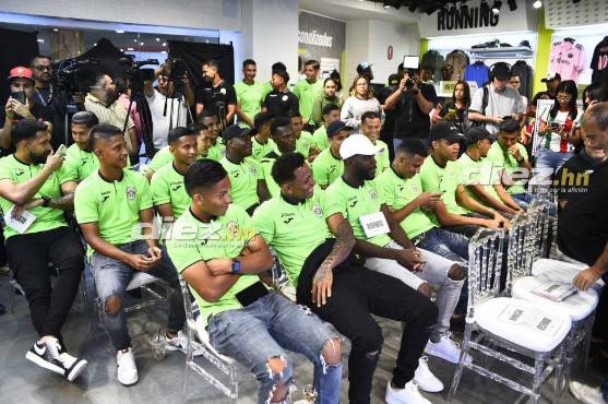 Toda la plantilla del Marathón estuvo presente en el lanzamiento de la nueva indumentaria. Fotos DIEZ: Héctor Edú