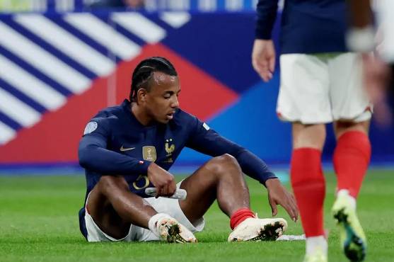 Jules Koundé se tiró al césped del estadio producto de su lesión.