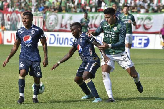 El defensor de Marathón, Luis Vega, se gastó un partidazo desde la central.