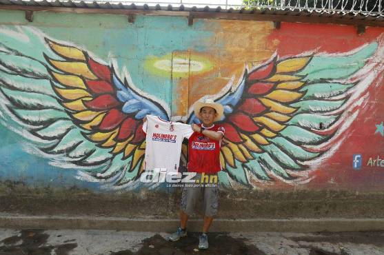 Masaaki posando con las camisas de Real Sociedad. Foto: Neptalí Romero.