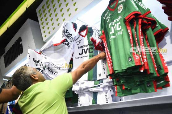 Estas son las nuevas camisas que usará el monstruo verde Marathón. Fotos DIEZ: Héctor Edú