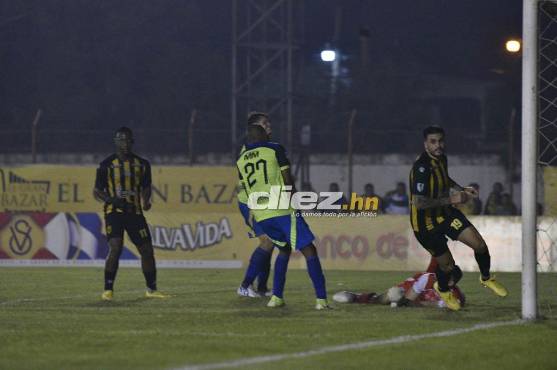 Con un hat-trick de Ramiro Rocca, Real España da contundente golpe de timón y frena al Olancho FC
