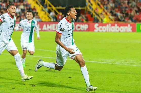 Kenny Bodden adelantó al Marathón ante Alajuelense al minuto 29.