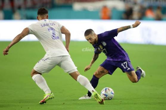 Marcelo Santos perdió tres de nueve duelos terrestres ante Argentina. Además, concedió una amarilla, cinco faltas y un penal. FOTO: Yoseph Amaya