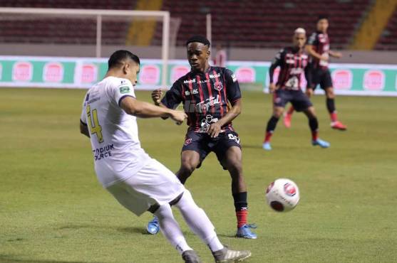 Bryan Félix ha disputado cuatro partidos oficiales con el Alajuelense en liga. Dos de ellos han sido como titular.