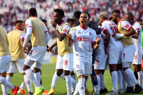 Olimpia batió 2-0 al Vida en el estadio Nacional de Tegucigalpa.