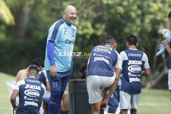 Edgar Carvajal, el asistente del Bolillo, demuestra su alegría previo al entrenamiento.