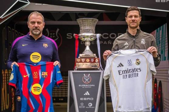 Hansi Flick y Xabi Alonso posaron con el trofeo de la Supercopa de España.