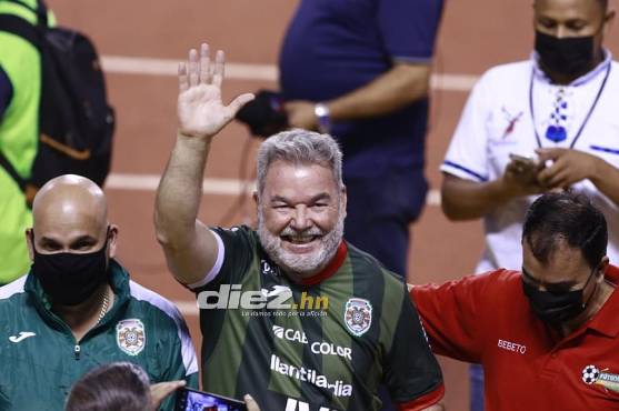 El alcalde sampedrano Roberto Contreras tras el homenaje se puso la camisa del Marathón. Foto Neptalí Romero