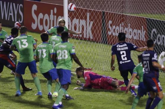 Marcelo Pereira llegó casi cayéndose al balón y producto de ello, erró en el disparo.