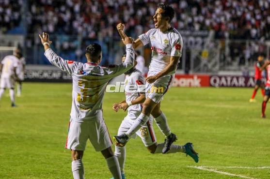 José Mario Pinto festeja el primer gol de la ida de la final de Liga Concacaf entre Olimpia y Alajuelense. FOTO: Andro Rodríguez.