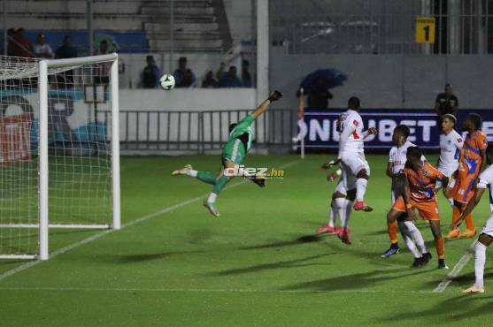 Denovan Torres se lanzó para la foto de Emilio Flores, nada más.