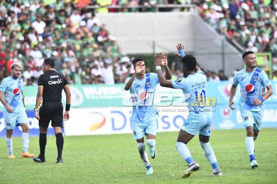 Así celebró el Camellito Delgado su gol ante Marathón. Foto: Héctor Edú
