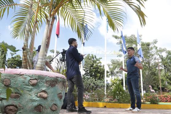 Luis Alvarado en entrevista con el periodista Omar Gutiérrez y el camarógrafo Mauricio Ayala.