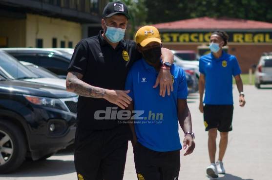 Ramiro Rocca y Franklin Flores previo a subirse al autobús. Atrás, camina Carlos “Chapetilla” Mejía. FOTO: Jefry Ayala