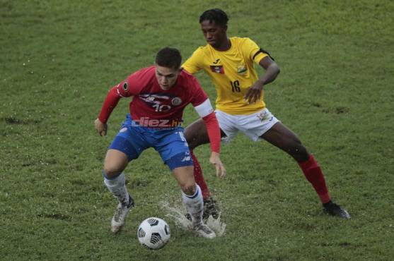 Previo al encuentro, una fuerte lluvia cayó sobre el estadio Morazán.