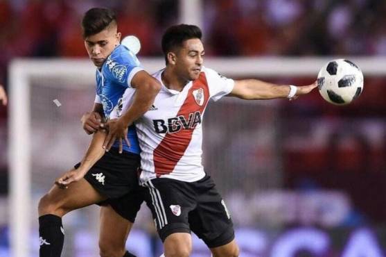 El extremo derecho Fabricio Brener ha disputado grandes duelos en Argentina. En esta postal pelea el balón contra el exRiver Plate, Gónzalo “Pity” Martínez.