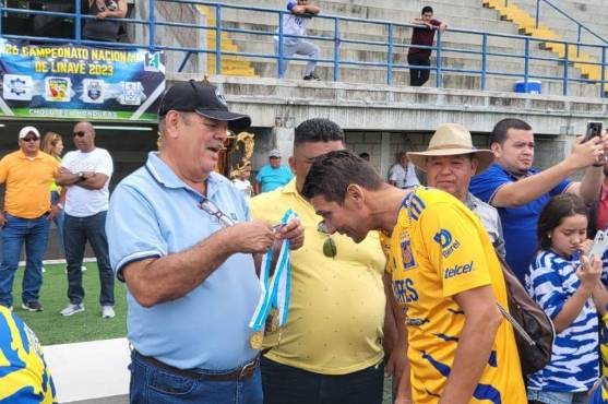 Francisco Ramírez recibiendo la medalla de campeón nacional en veteranos. Sigue haciendo goles.