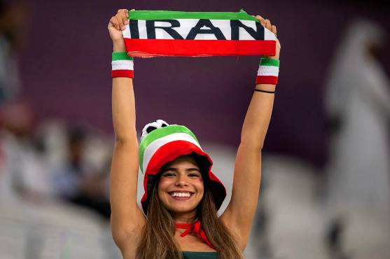 Irán tiene presencia femenina en las gradas; la preciosa chica iraní en el Al Thumama.