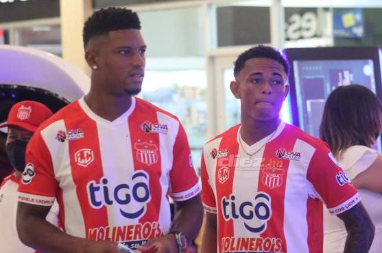 Los nuevos fichajes del Vida durante la presentación del nuevo kit: el guineano Mamadu Djalo y el exHonduras Progreso, el volante Cristian Sacaza. FOTO: Edgar Witty