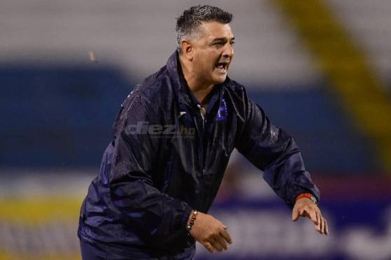 Diego Vázquez acumuló dos triunfos y una derrota con la Selección de Honduras. Ganó y perdió ante Curazao, así como salió victorioso contra Canadá, anotando cuatro goles y recibiendo tres.