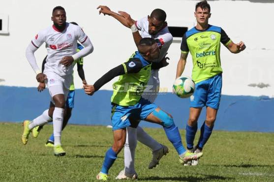 Jerry Bengston peleando el balón con el defensor de Olancho, Omar Elvir. FOTO: Estalin Irías