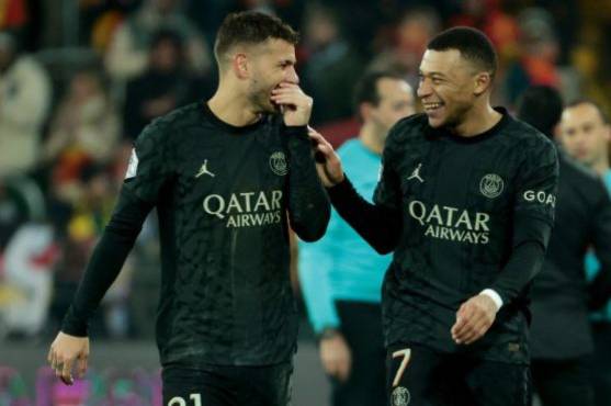 Lucas Hernández, lateral izquierdo del PSG, junto a Mbappé.