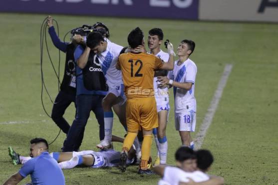 Entre lágrimas, así celebró la escuadra centroamericana su pase a Indonesia 2023. FOTOS: Neptalí Romero