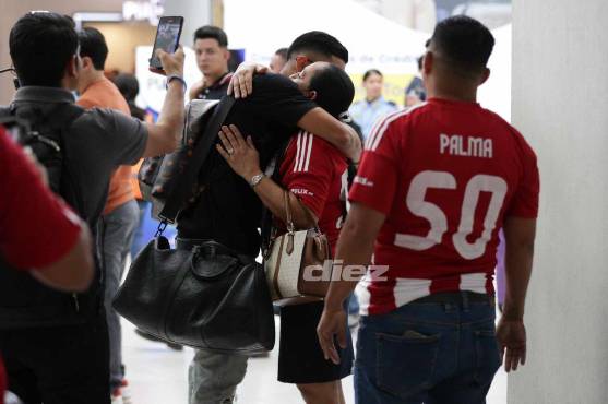 Luis Palma se despidió con un emotivo abrazo de sus padres. Foto: Emilio Flores.