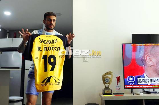 Rocca muestra con orgullo la camiseta del Real España, de cual se ha convertido en goleador.