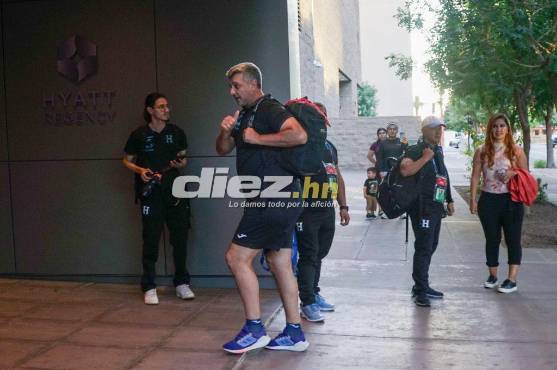 Diego Vázquez saludando a las cámaras de DIEZ en Estados Unidos. Foto: Mauricio Ayala, enviado especial.