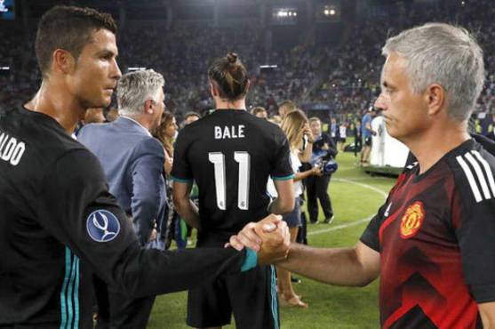 Mourinho saludando a Cristiano Ronaldo.