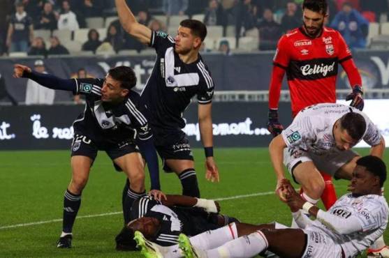 Aplicarán una regla por el caso de Elis y otra que no es sancionada actualmente: Las nuevas propuestas de la IFAB en el fútbol