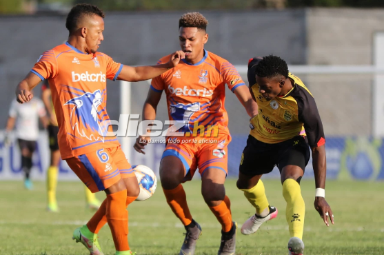 Real España sigue intratable y vence con doblete de Omar Rosas a Lobos de la UPNFM en el estadio Marcelo Tinoco