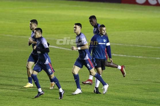 Los jugadores del Motagua realizaron parte del calentamiento a oscuras por el apagón en el estadio de la ciudad de Guatemala. Fotos Neptalí Romero