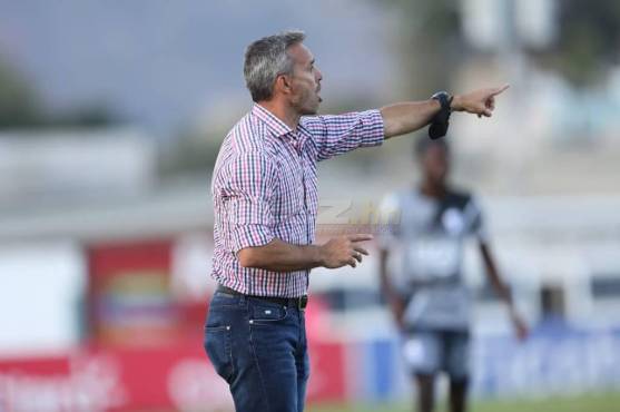 Primeras postales de Pablo Lavallén dirigiendo en su debut como DT del Olimpia.