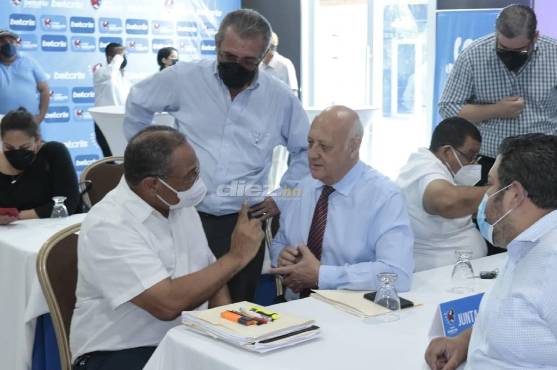 Alfonso Guzmán (Comisión de Vigilancia), Salomón Galindo (Secretario) y Wilfredo Guzmán (Presidente), conversando previo al sorteo del calendario de la Liga Nacional.