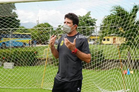Héctor Vargas quiere hacerle entender a los jugadores del Real España que tienen para ser campeón. FOTO: Amílcar Izaguirre.