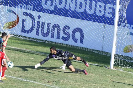 Edrick Menjívar ya no tenía nada que hacer y Clayvin Zúniga falló solo con la portería. Foto: Neptalí Romero.