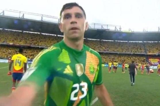 OFICIAL: La FIFA castiga fuertemente al Dibu Martínez por golpear una cámara ¿Cuántos partidos se pierde?