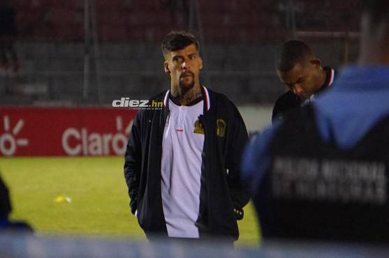 Gabriel Araujo y José Mendoza en la cancha del estadio Ceibeño. Ambos no jugarán el partido.