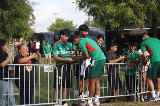 Los futbolistas de la selección mexicana regalaron algunos autógrafos a sus aficionados en Houston. Foto: Mauricio Ayala.